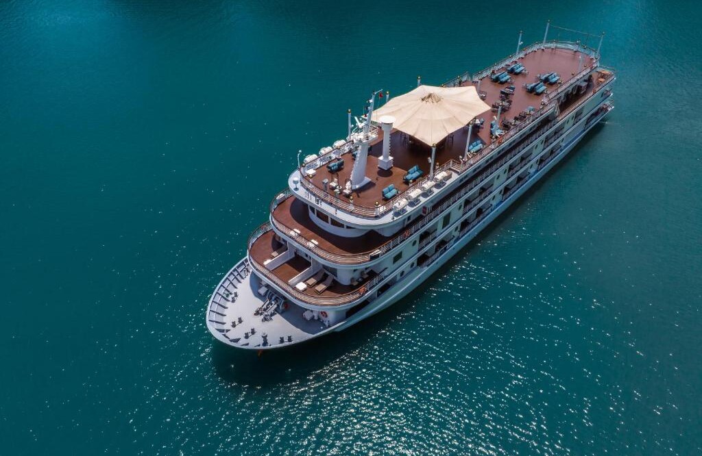 Ambassador Signature – Lujo cinco estrellas en las aguas tranquilas de la Bahía de Lan Ha