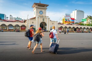 Ciudad Ho Chi Minh (Saigón)Moderna y dinámica, esta metrópolis mezcla rascacielos con templos y mercados tradicionales. No te pierdas el Museo de los Vestigios de la Guerra y el ambiente vibrante de la vida urbana vietnamita.