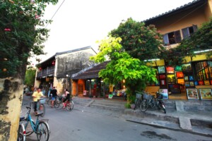 Antigua capital imperial, Huế conserva una elegancia histórica con su Ciudadela, tumbas reales y pagodas junto al río Perfume. Ideal para los amantes de la historia y la arquitectura vietnamita clásica.
