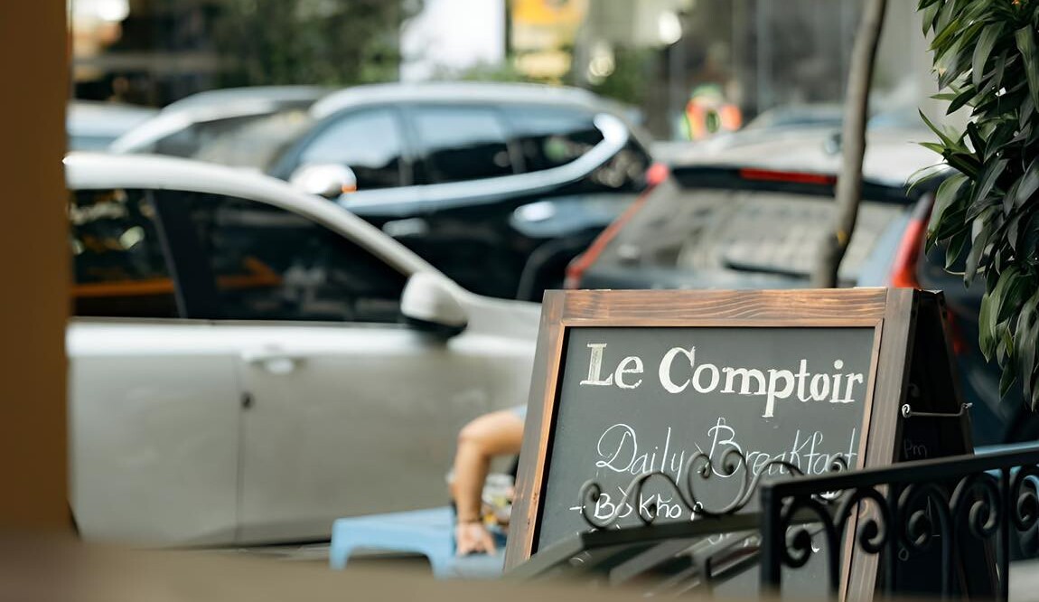 Le Comptoir Bistro & Books Sai Gon – Gastronomía Francesa y Encanto Literario en el Corazón de la Ciudad