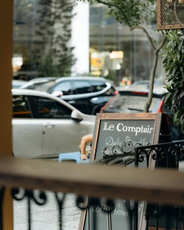 Le Comptoir Bistro & Books Sai Gon – Gastronomía Francesa y Encanto Literario en el Corazón de la Ciudad