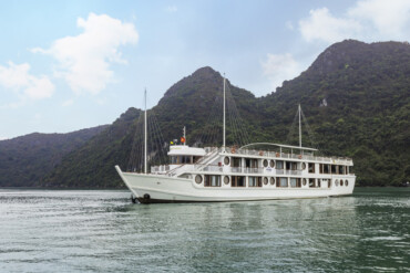Oriental Sails – Navega con encanto en la legendaria Bahía de Ha Long 