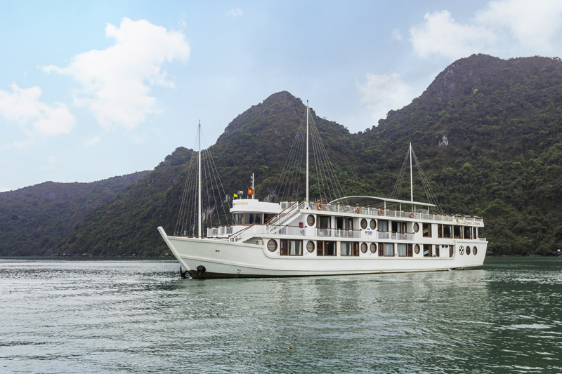 Oriental Sails – Navega con encanto en la legendaria Bahía de Ha Long 
