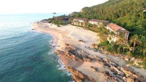 Destino costero aún poco explorado, con playas vírgenes, formaciones rocosas impresionantes y mariscos frescos. Perfecto para viajeros que buscan tranquilidad y naturaleza auténtica lejos del turismo masivo.