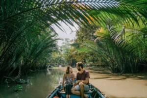 Bến TreCorazón del delta del Mekong, rodeado de cocoteros y canales. Aquí se disfruta de paseos en barco, visitas a talleres artesanales y el contacto cercano con la vida rural del sur de Vietnam.