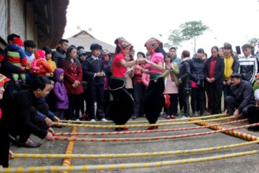 El Baile de los Bastones de Bambú – La Vibrante Danza de Unidad en el Noroeste de Vietnam
